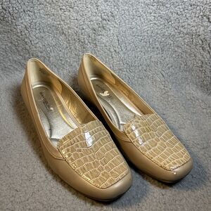 Lilas Bandolino White Ivory Cream Slip-on Shoes 8.5 Wedge Flexible Comfy Cushion